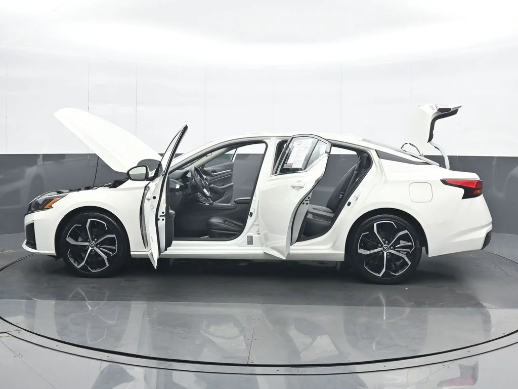 Used 2025 White Nissan 2.5 SR image 38
