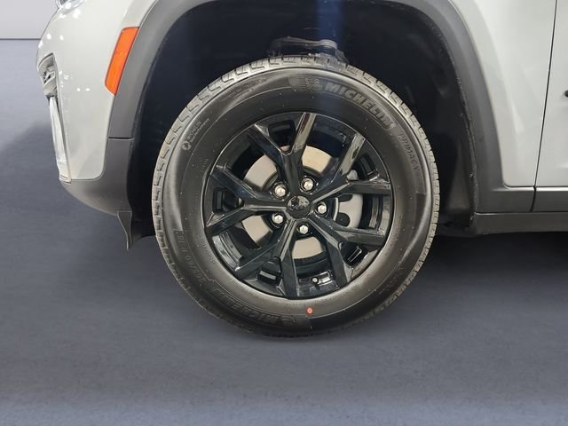 New 2026 Silver Zynith Exterior Paint Jeep Altitude image 14