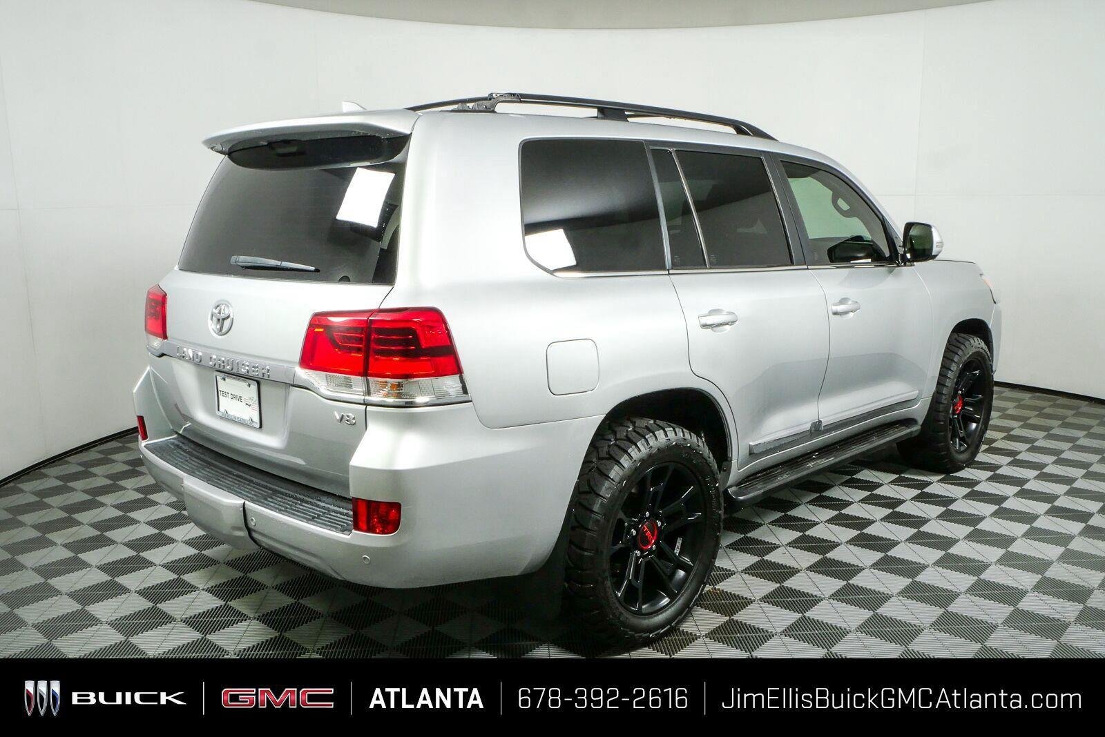 Used 2017 Classic Silver Metallic Toyota Base image 3