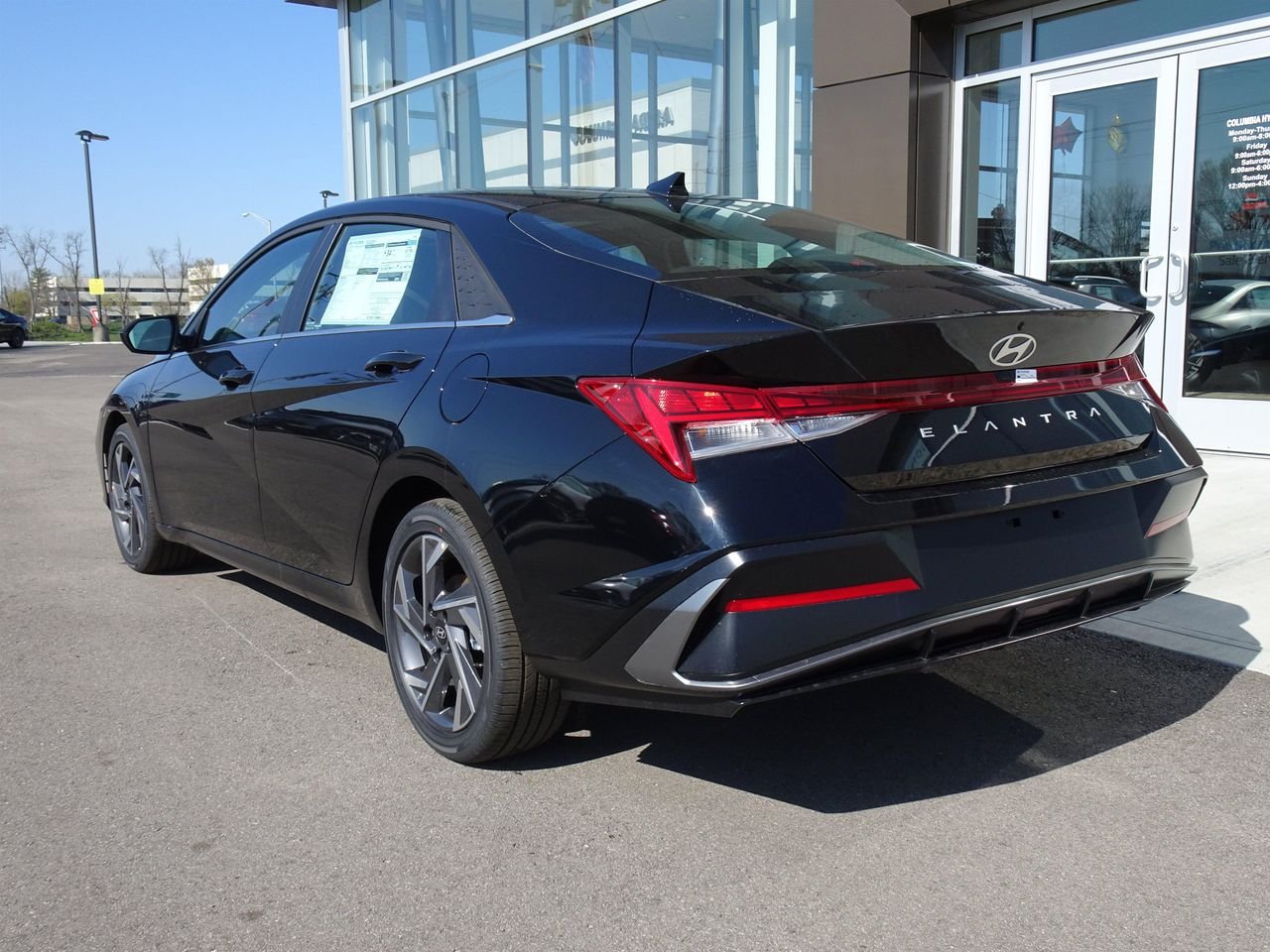 New 2025 Black Hyundai SEL Convenience image 4