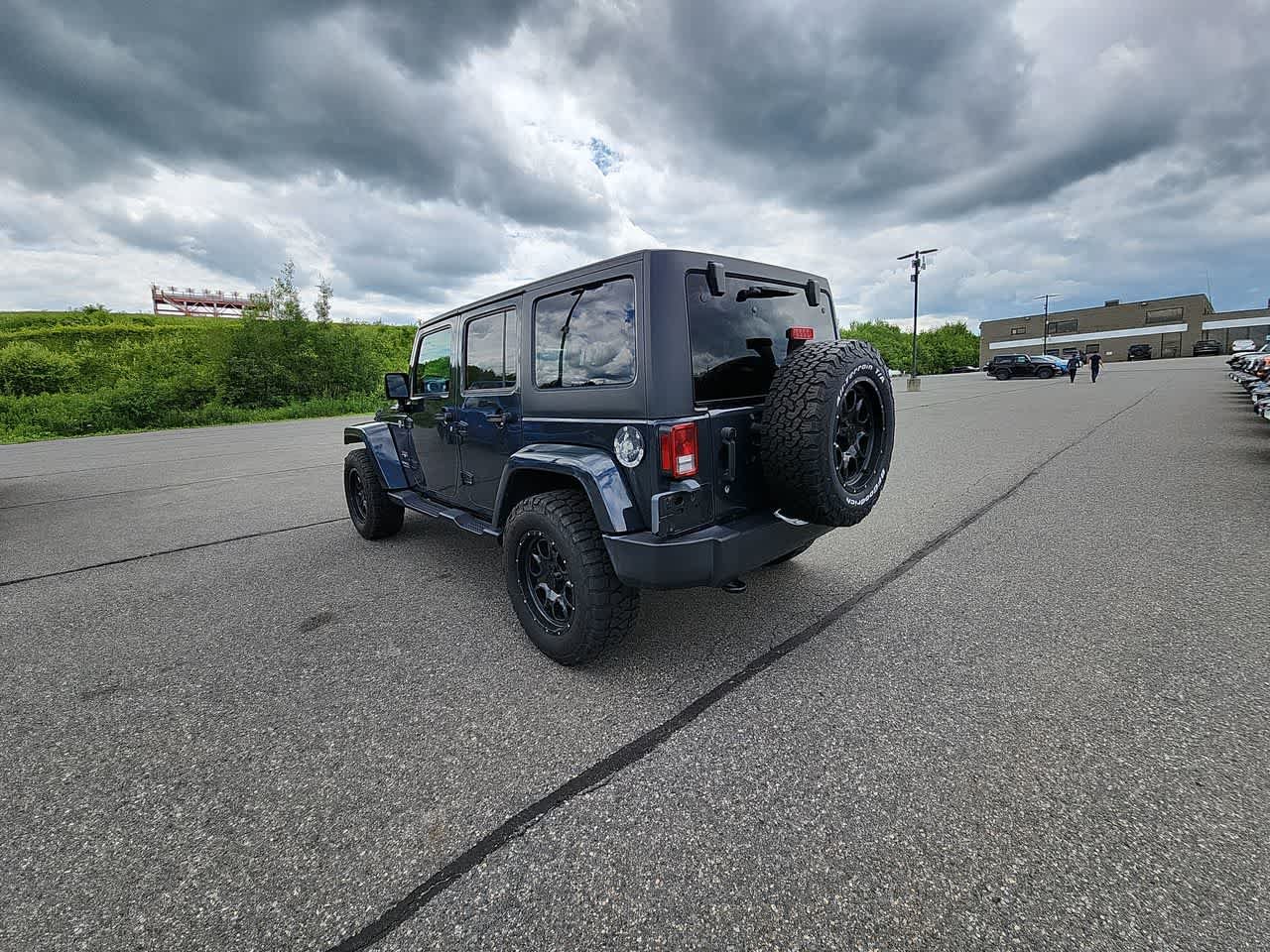 Used 2017  Jeep Sahara image 6