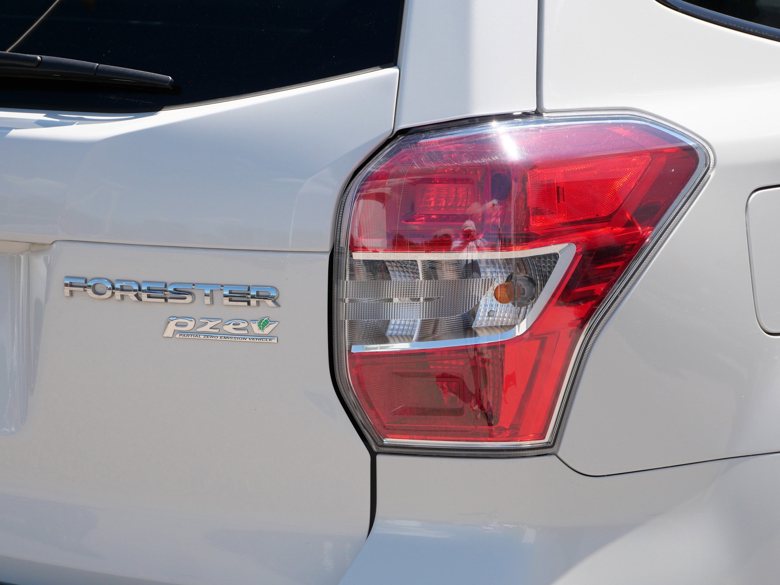 Used 2016 Crystal White Pearl Subaru 2.5i Premium image 17