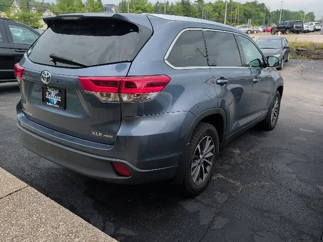 Used 2019 Shoreline Blue Pearl Toyota XLE image 8