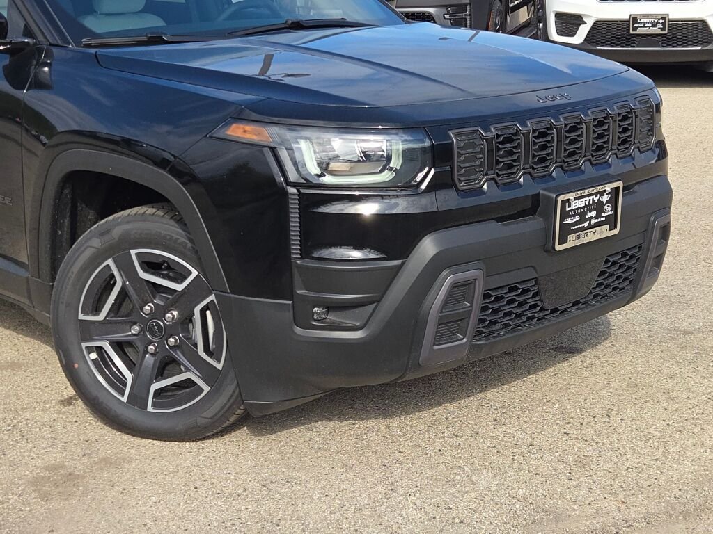 New 2026 Diamond Black Crystal Pearl-Coat Exterior Paint Jeep Laredo image 3