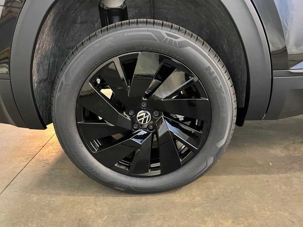 New 2026 Black Volkswagen 2.0T SE w/Technology image 30