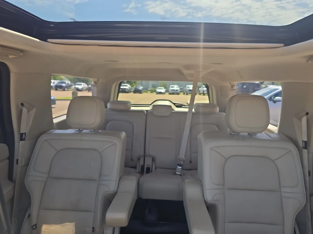Used 2019 White Platinum Metallic Tri-Coat Lincoln Reserve image 10