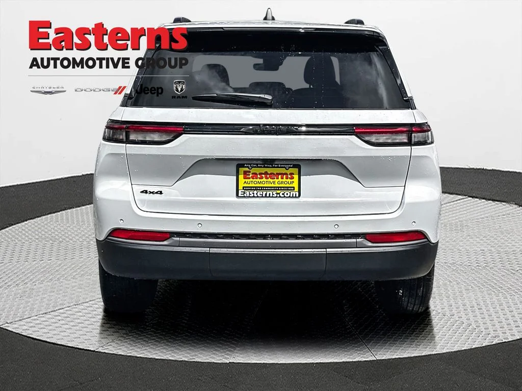 New 2026 Bright White Clear-Coat Exterior Paint Jeep Altitude image 8