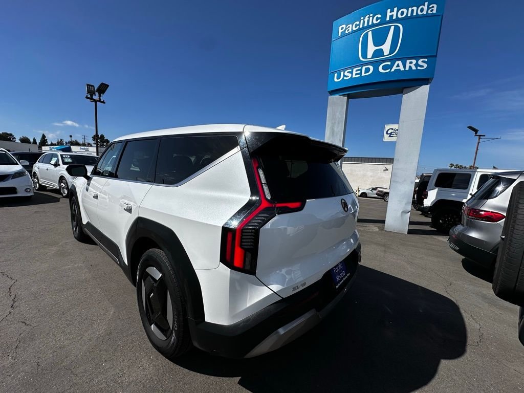 Used 2024 Snow White Pearl Kia Light Long Range image 5