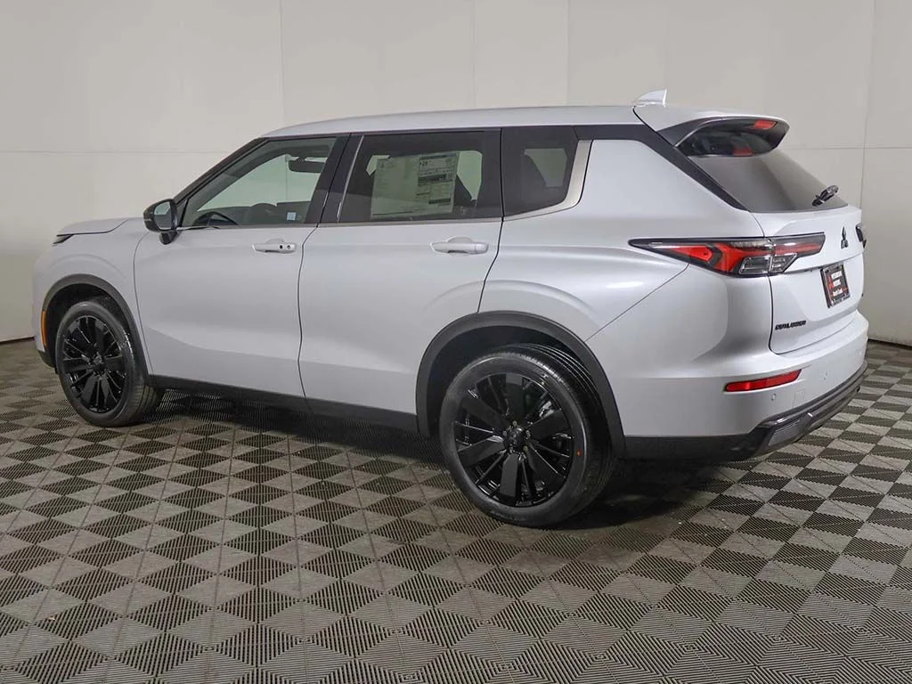 New 2026 White Mitsubishi LE image 14