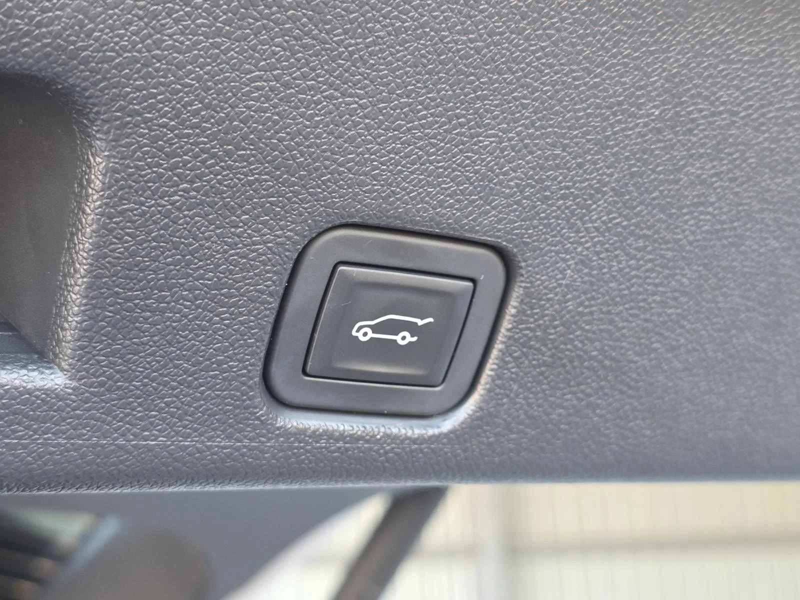 Used 2025 Pearl Chevrolet Z71 image 13
