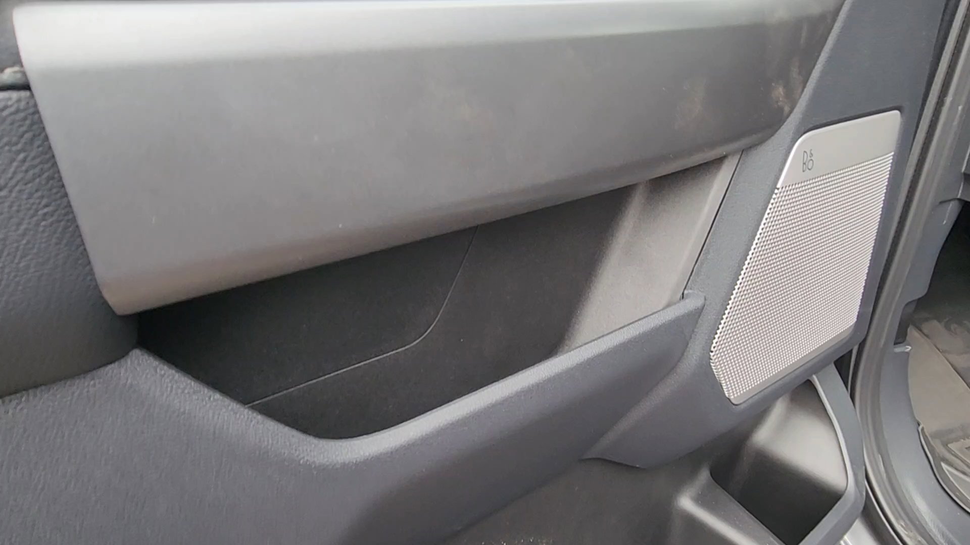 New 2026 Carbonized Gray Metallic Ford LARIAT image 30