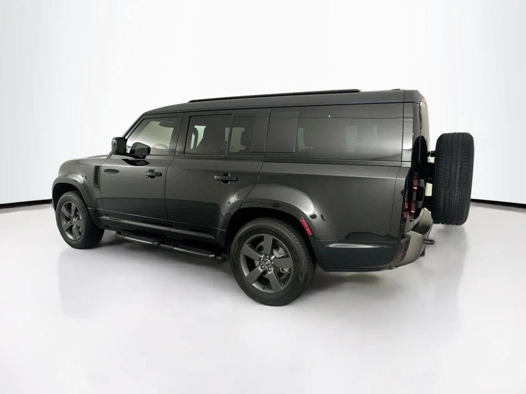 Used 2025 Black Land Rover X-Dynamic SE image 7