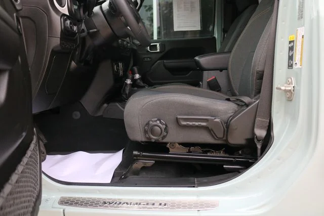 Used 2024 Earl Clearcoat Jeep Sport S image 5