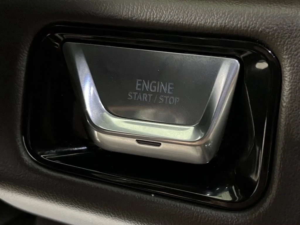 Used 2025 White GMC Elevation image 34