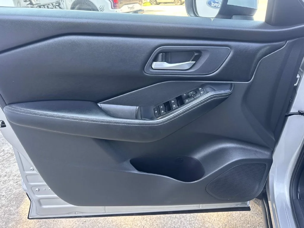Used 2025 Silver Nissan SV image 33