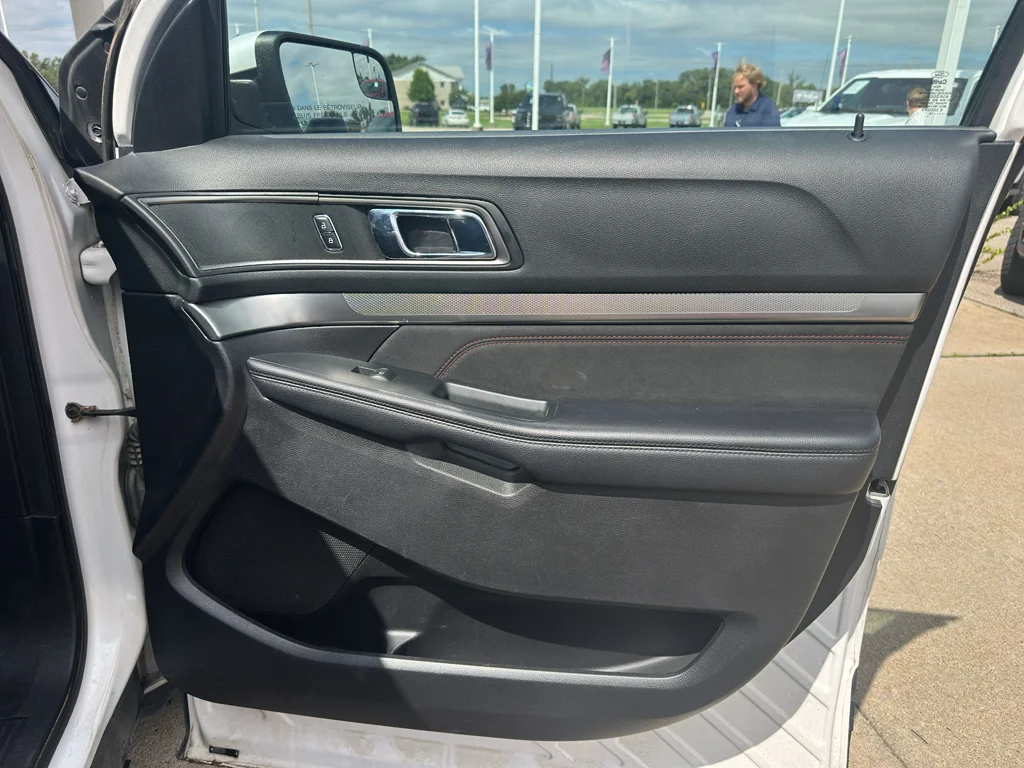 Used 2018 White Platinum Metallic Tri-Coat Ford XLT image 28