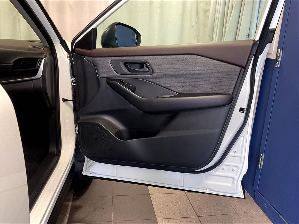 Used 2023 White Nissan S image 12