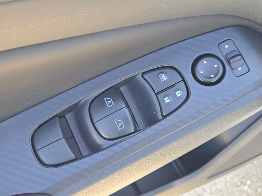 New 2026 Pearl White TriCoat / Super Black Two-tone Nissan SR image 18