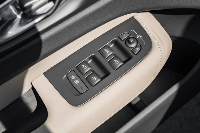 New 2026 Crystal White Volvo Plus image 35