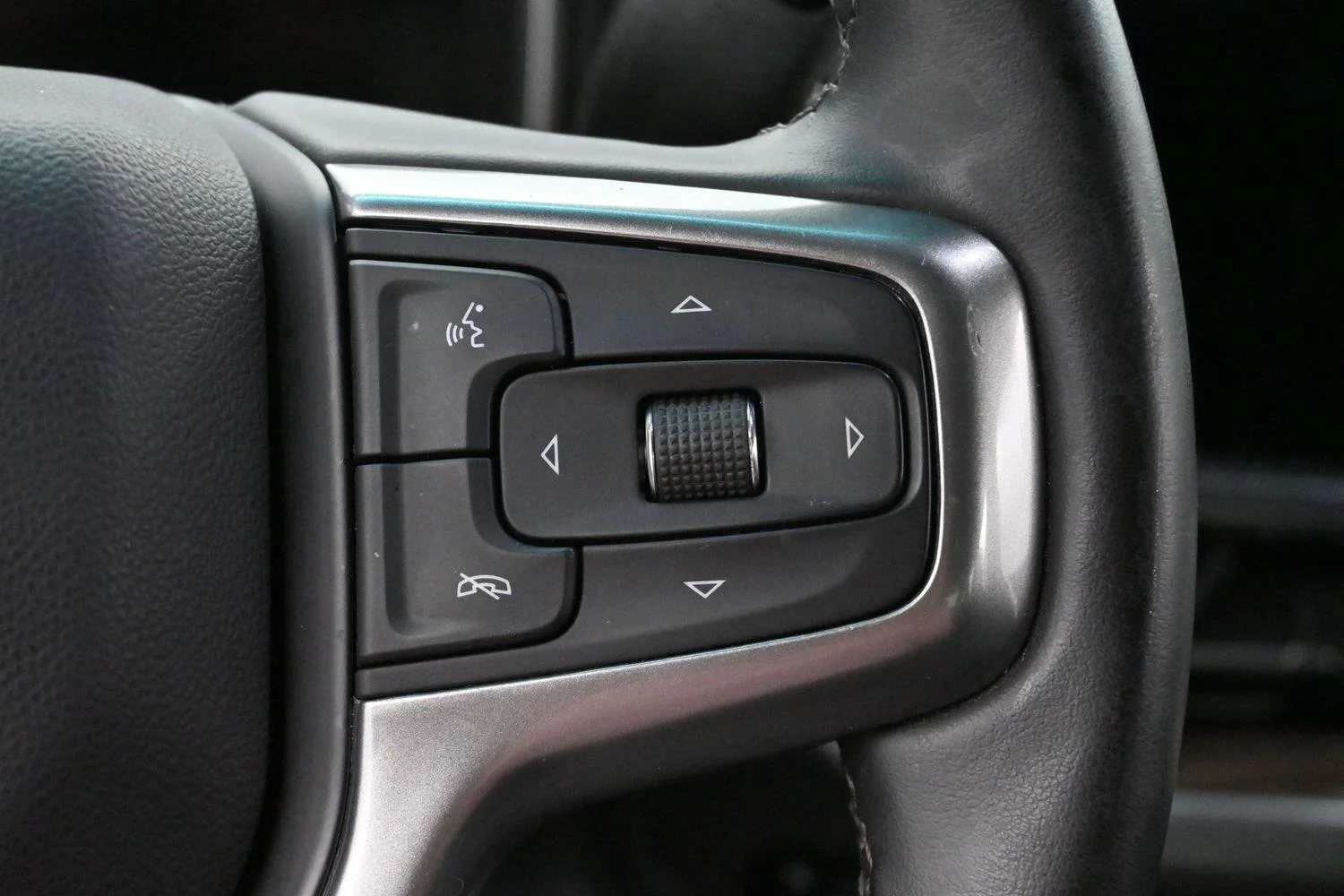 Used 2025 Summit White Chevrolet LT image 19