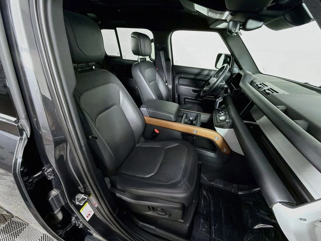Used 2023 Gray Land Rover X-Dynamic SE image 31