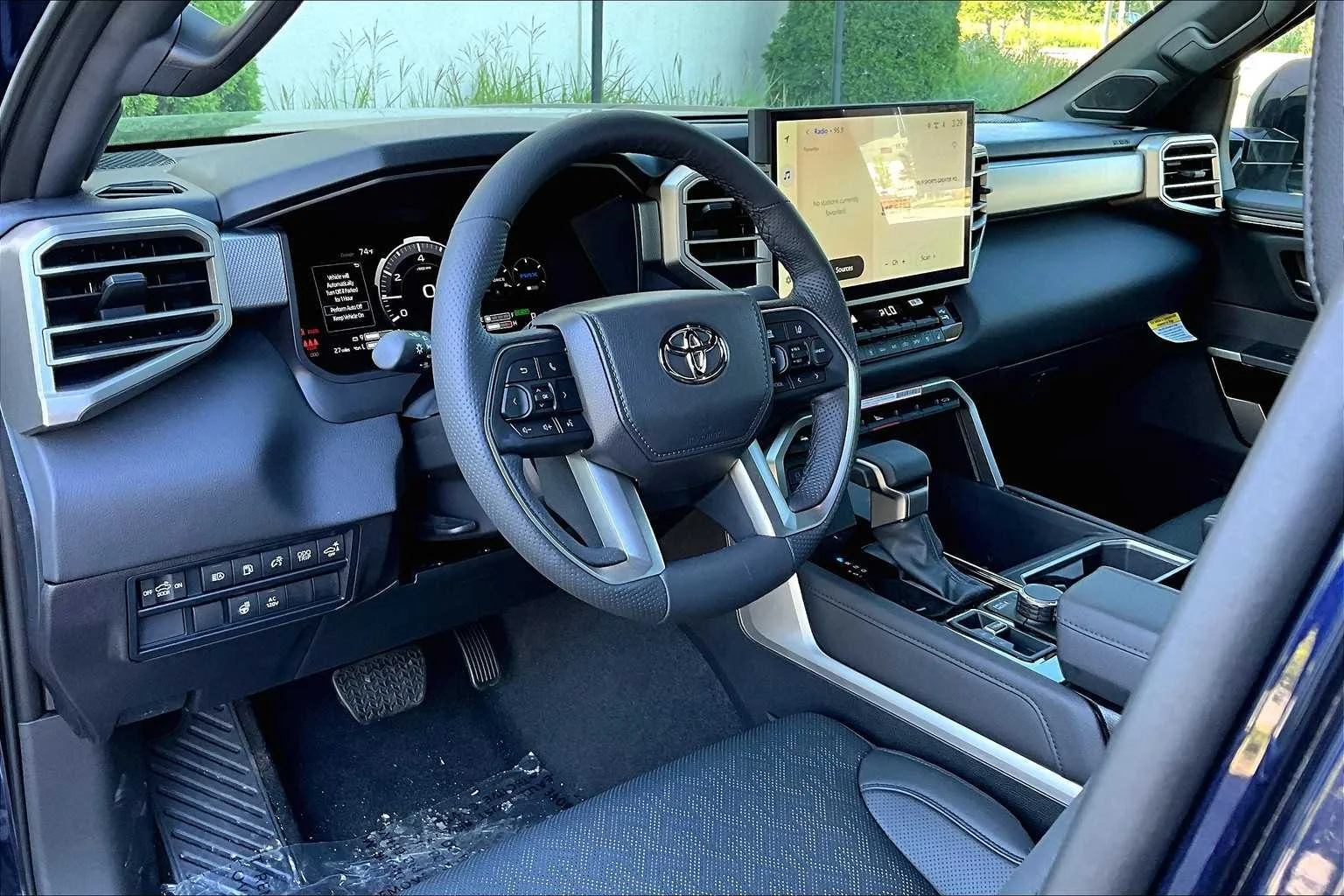 2025 Toyota Tundra Limited - Photo 8