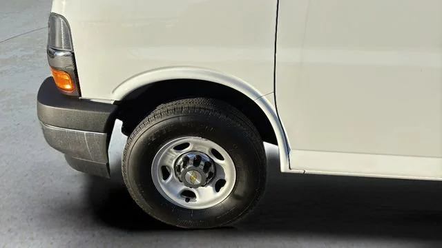 Used 2024 Summit White Chevrolet 1LT image 29