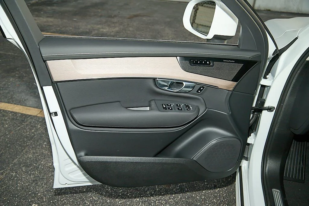 New 2026 Crystal White Volvo Plus image 10