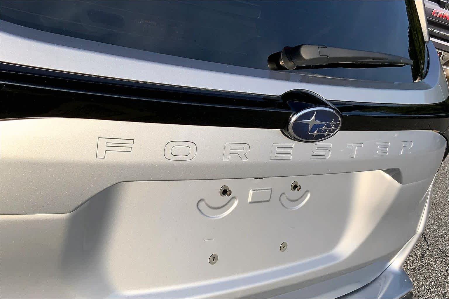 Used 2025 Ice Silver Metallic Subaru Premium image 9
