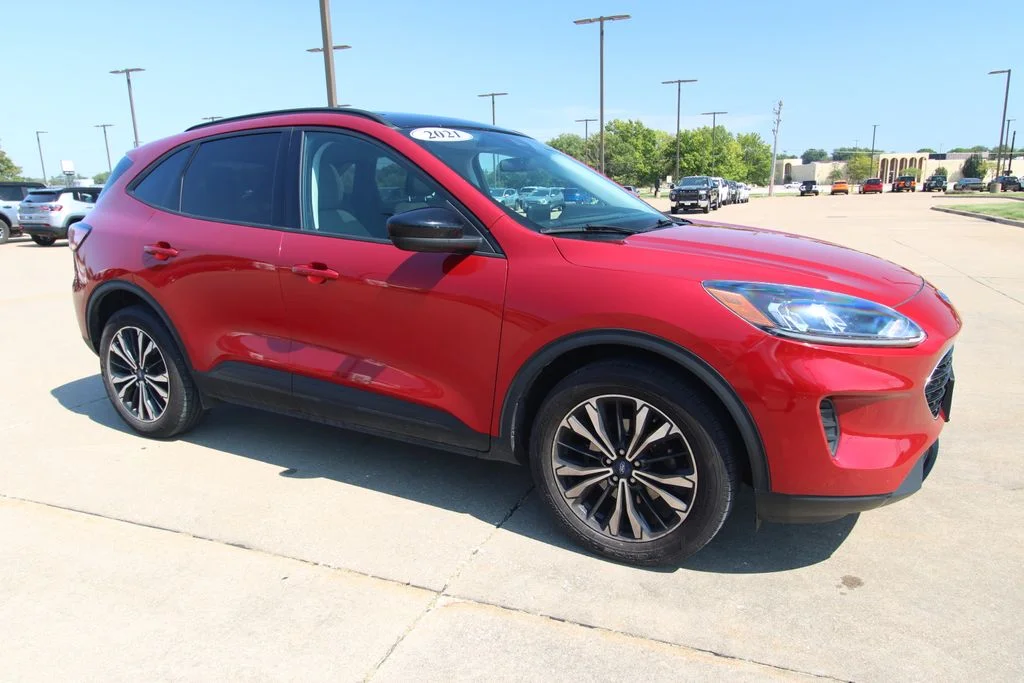 Used 2021 Red Ford SE image 3