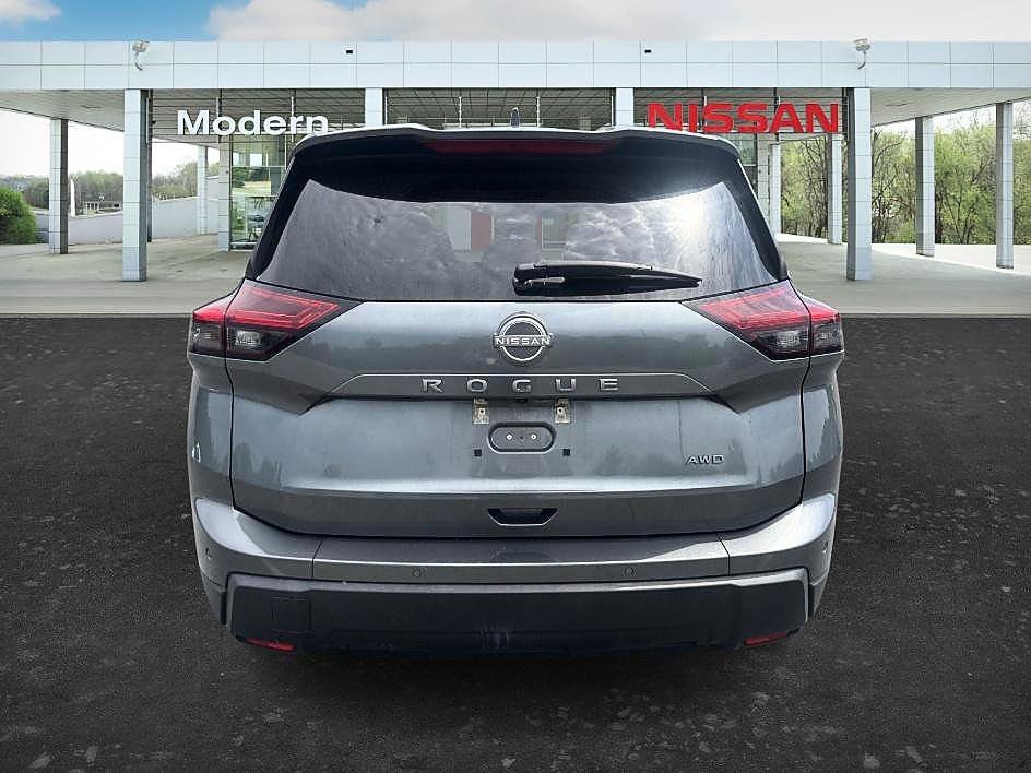 Used 2025 Gun Metallic Nissan SV image 4