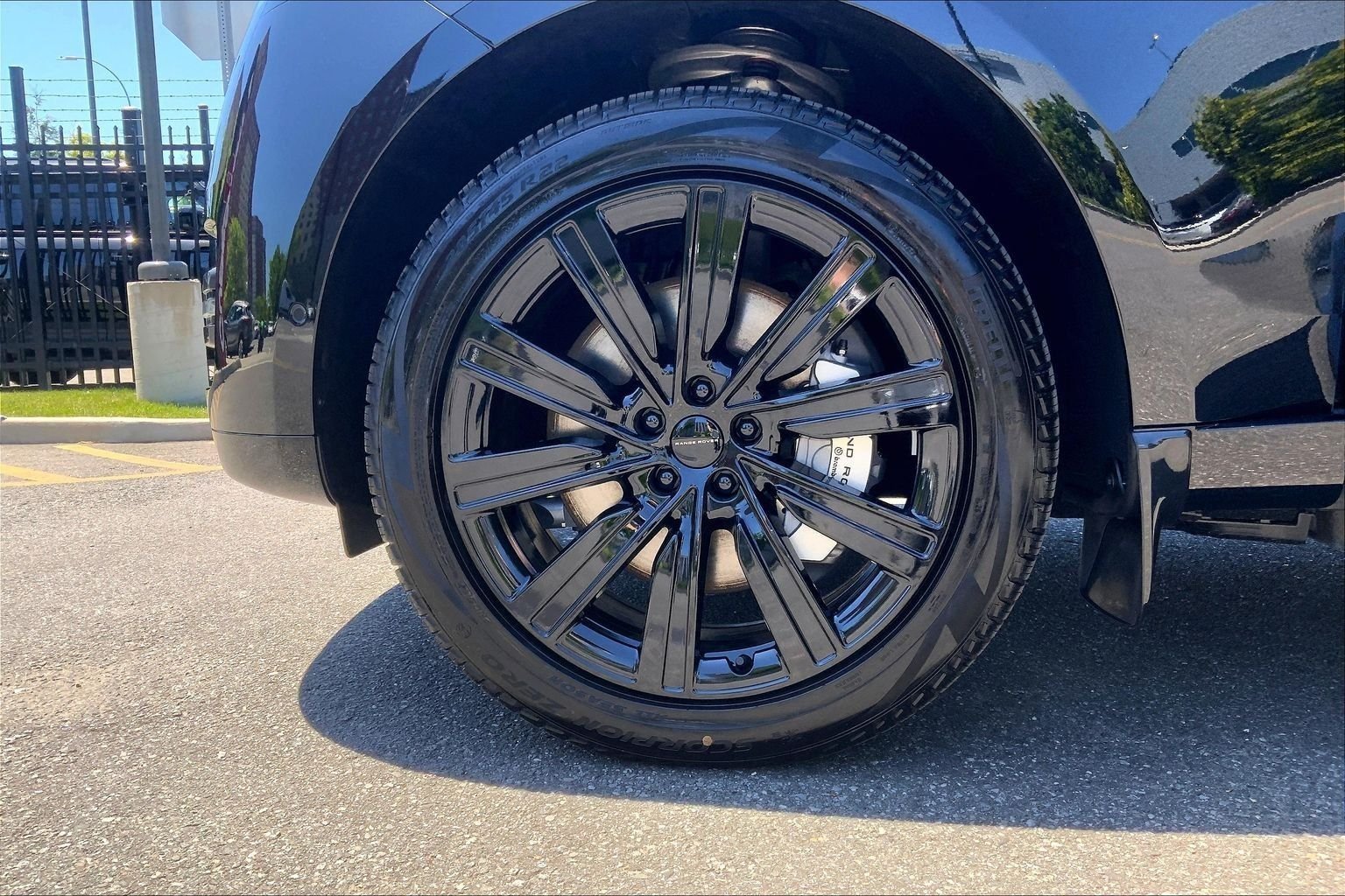 New 2026 Santorini Black LAND ROVER SE PHEV image 11