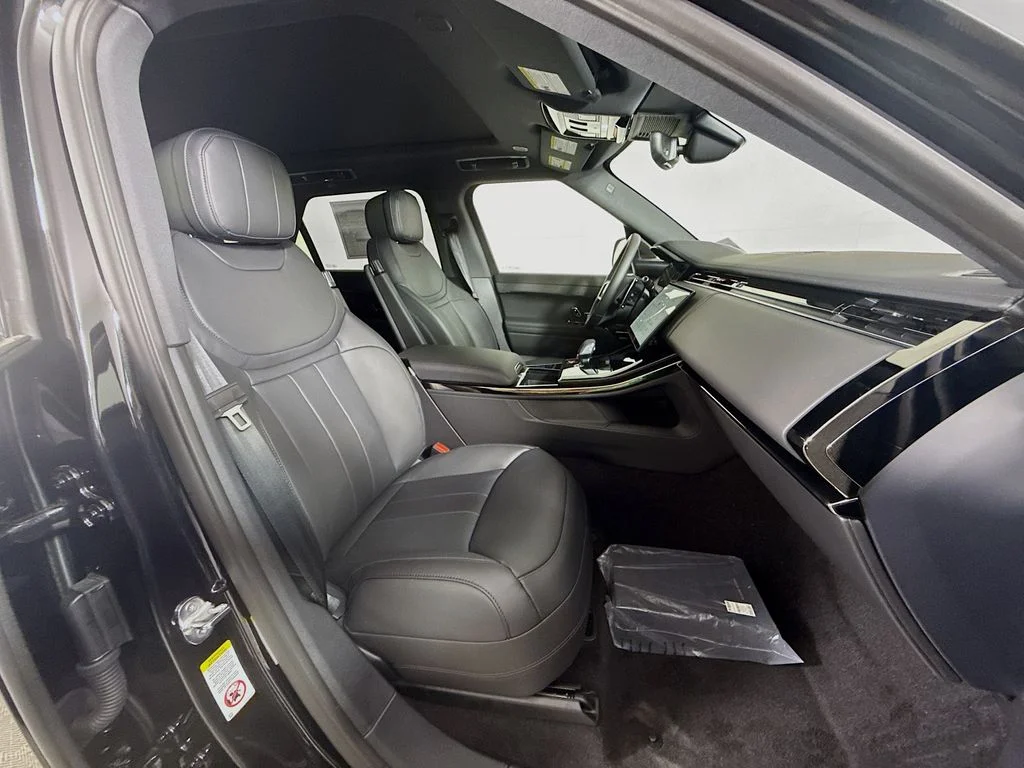 New 2026 Santorini Black Land Rover Dynamic SE image 30