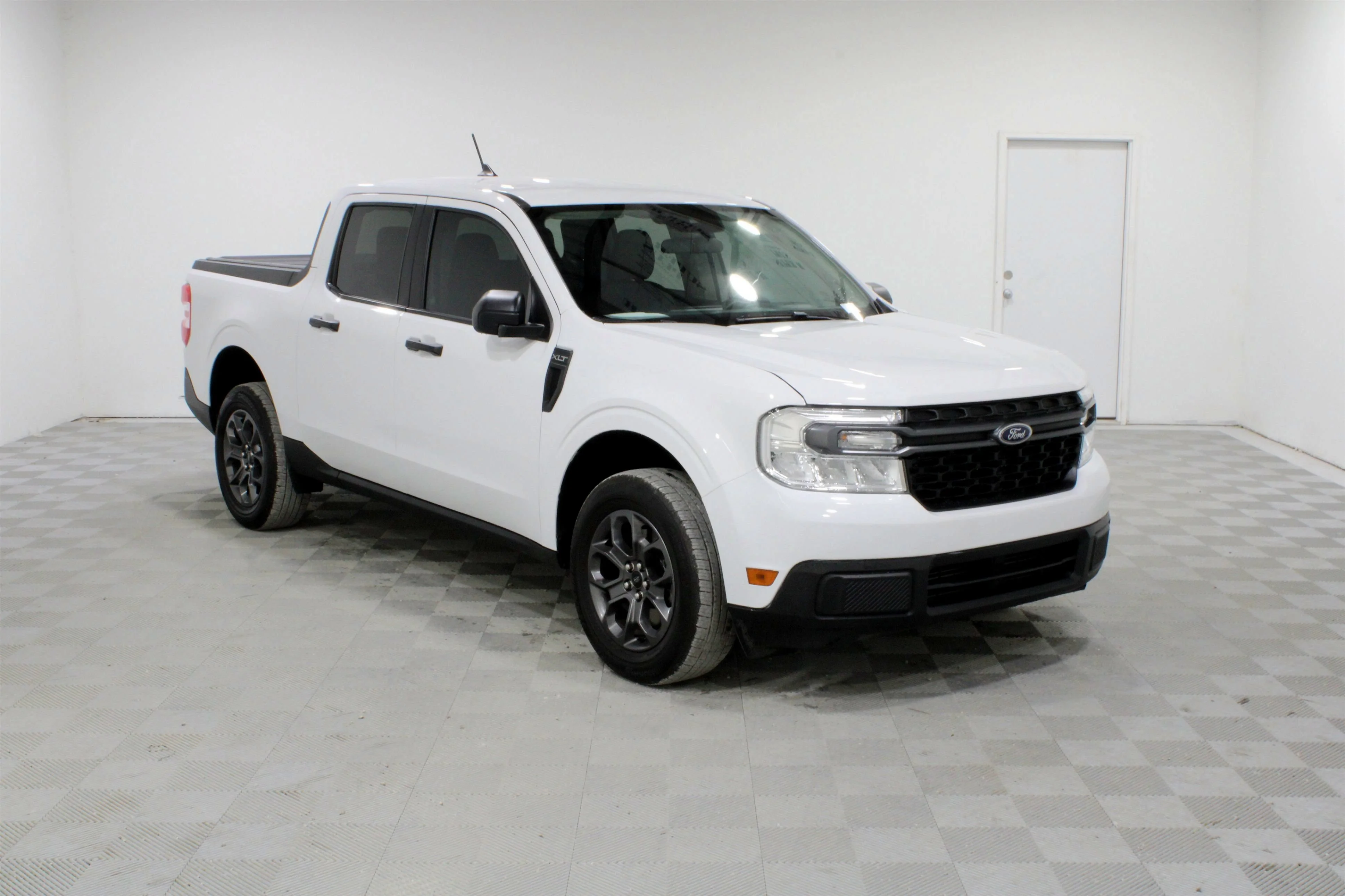 Used 2024 Oxford White Ford XLT image 1