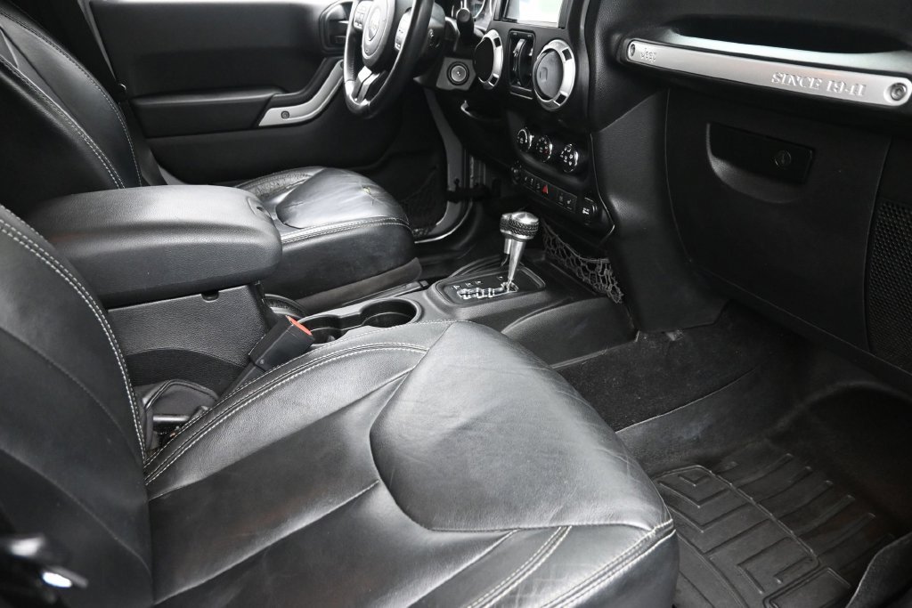 Used 2014 Gray Jeep Unlimited Sahara image 7
