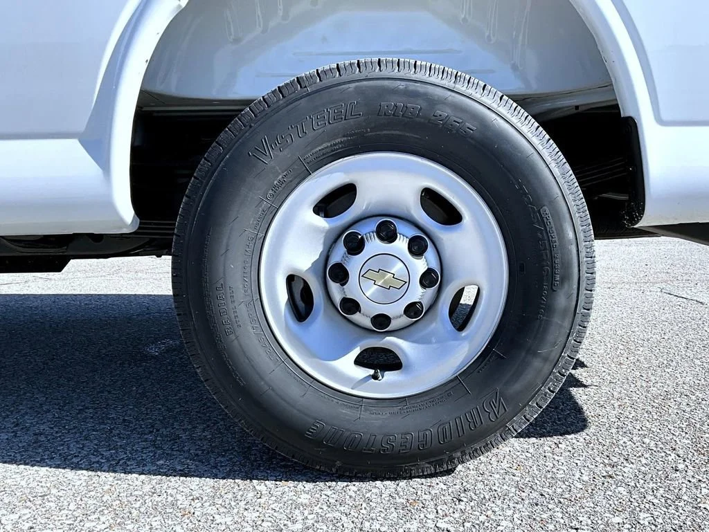 New 2026 Summit White Chevrolet 1WT image 22