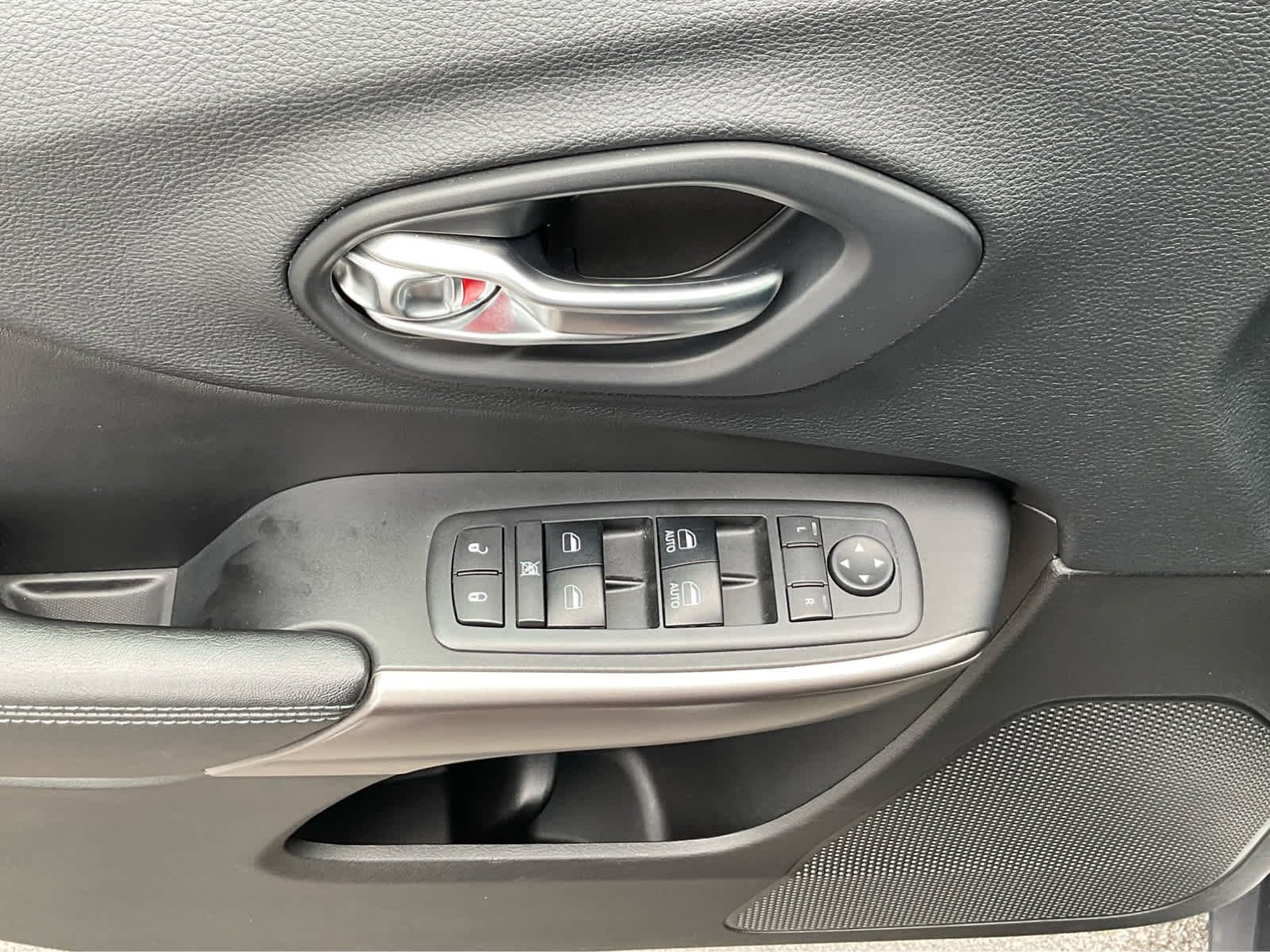 Used 2019 Bright White Clearcoat Jeep Latitude image 14