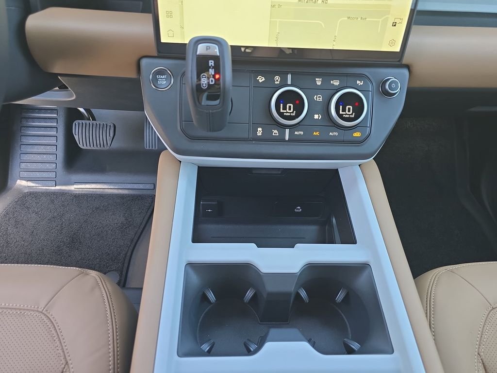New 2026 Santorini Black Land Rover X-Dynamic SE image 26