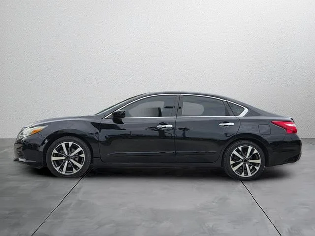 Used 2016 Black Nissan 2.5 SR image 2