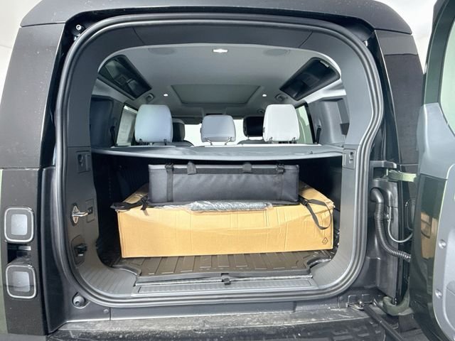 New 2026 Woolstone Green Land Rover X-Dynamic SE image 28