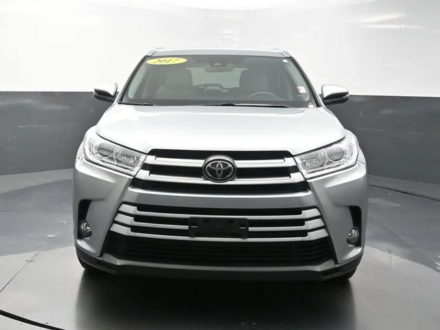 Used 2017 Silver Toyota XLE image 2