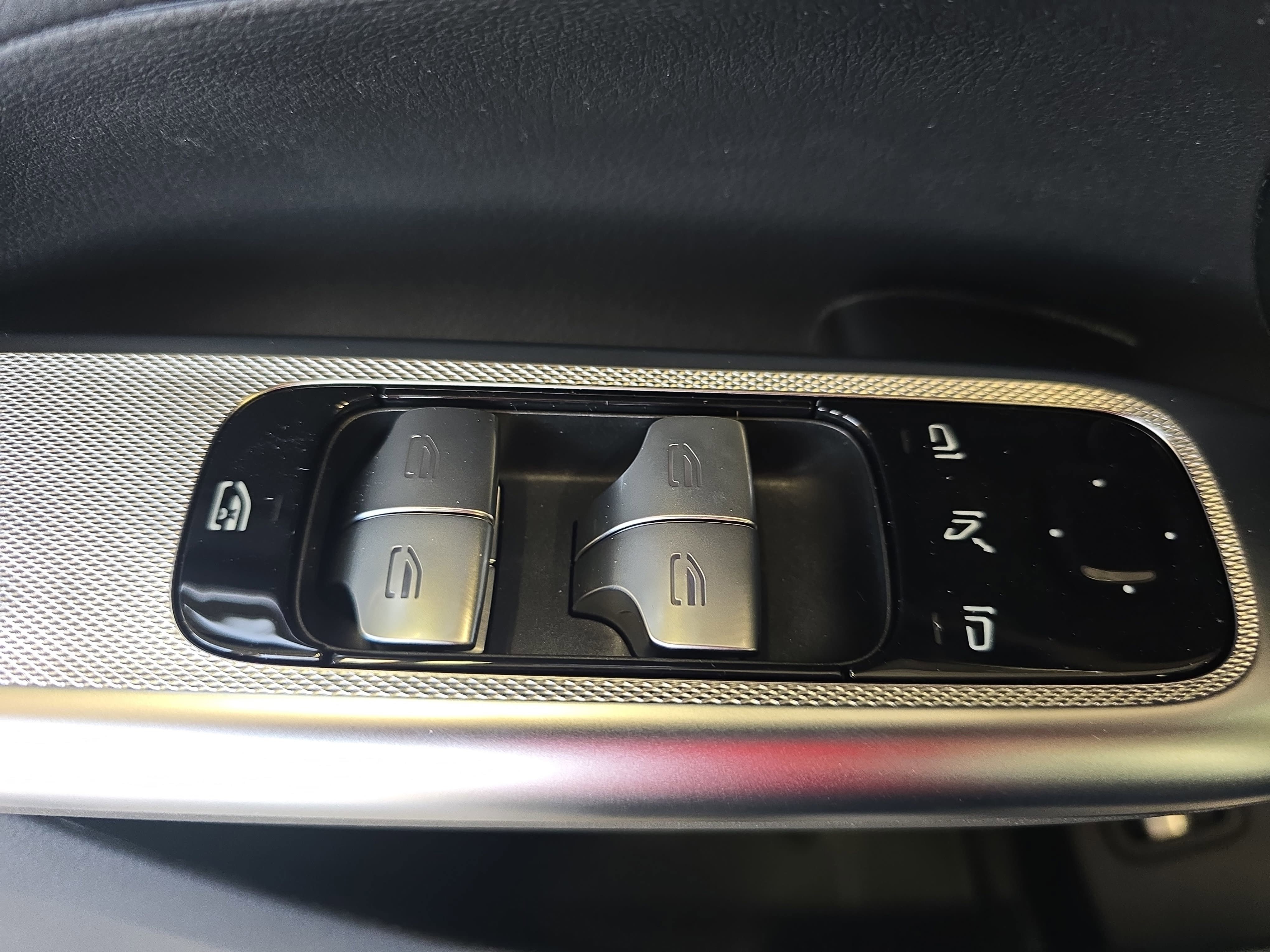 New 2026 Graphite Grey Metallic Mercedes-Benz GLC300 image 29