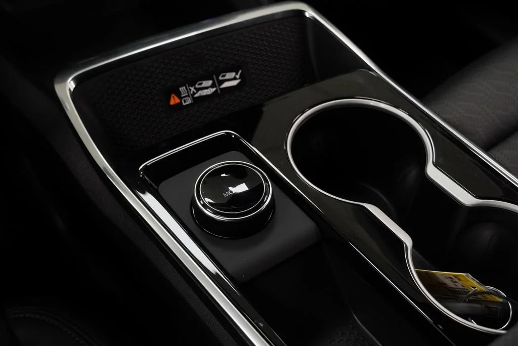 New 2027 Mosaic Black Metallic Chevrolet LT image 19