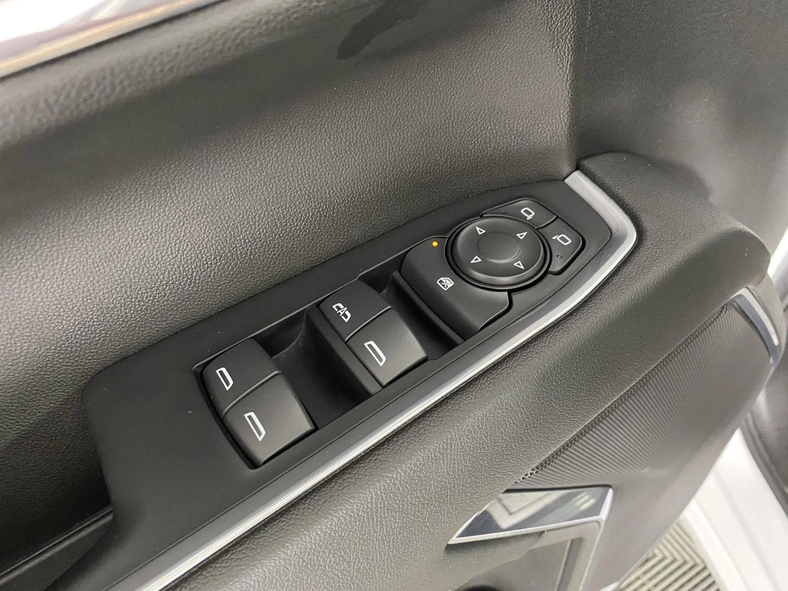 Used 2024 Summit White GMC Elevation image 16