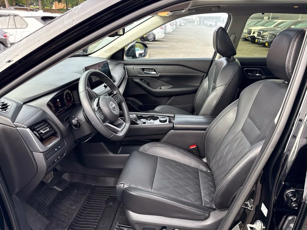 Used 2024 Super Black Nissan Platinum image 15