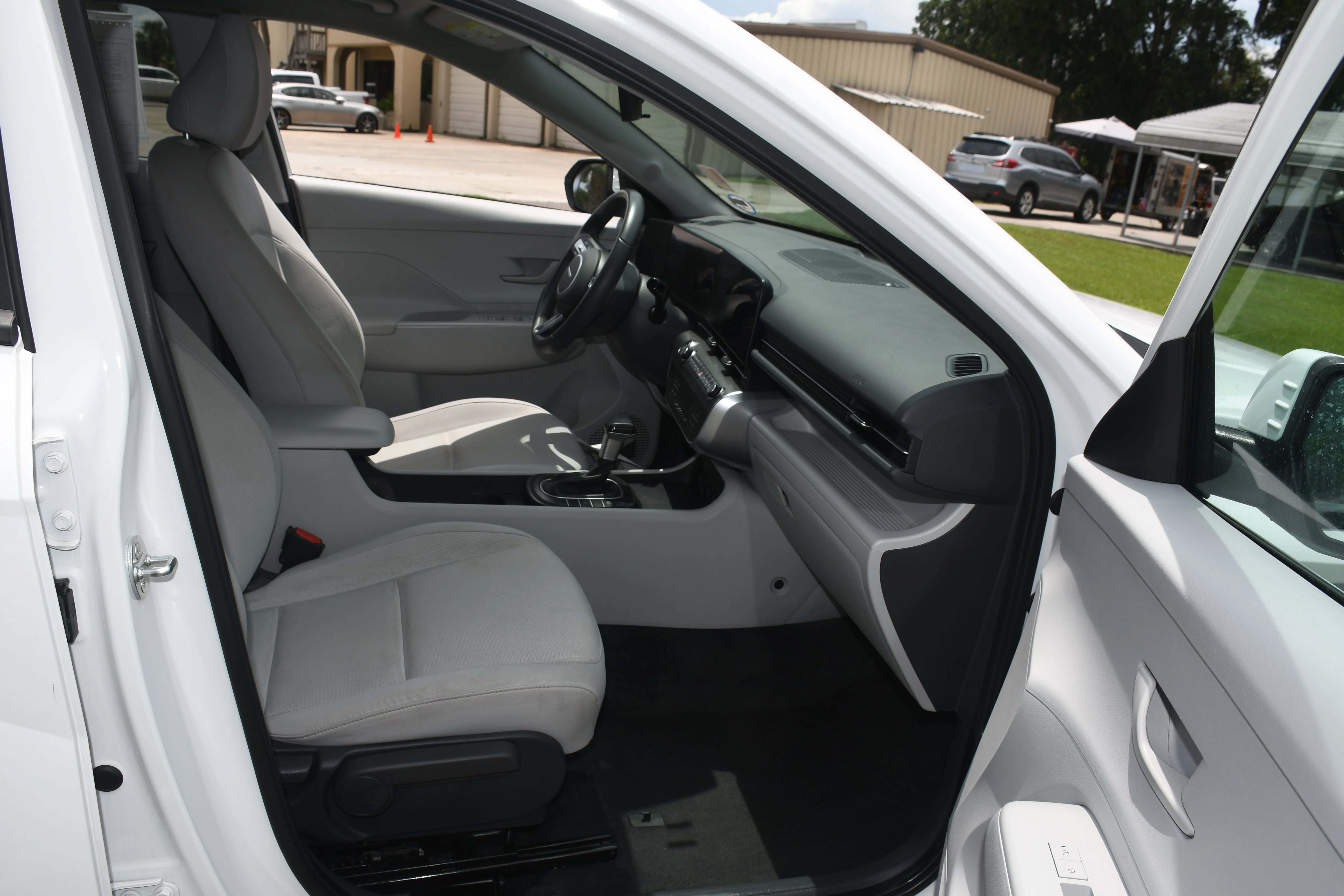 Used 2025 White Hyundai SEL image 18