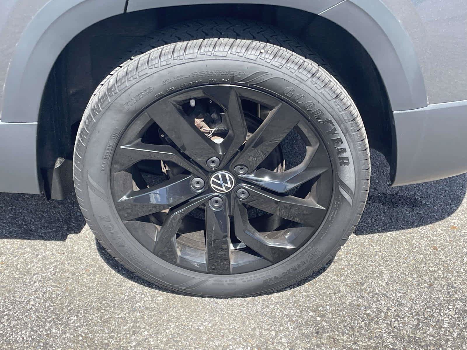 Used 2023 Platinum Gray Metallic Volkswagen SE image 21