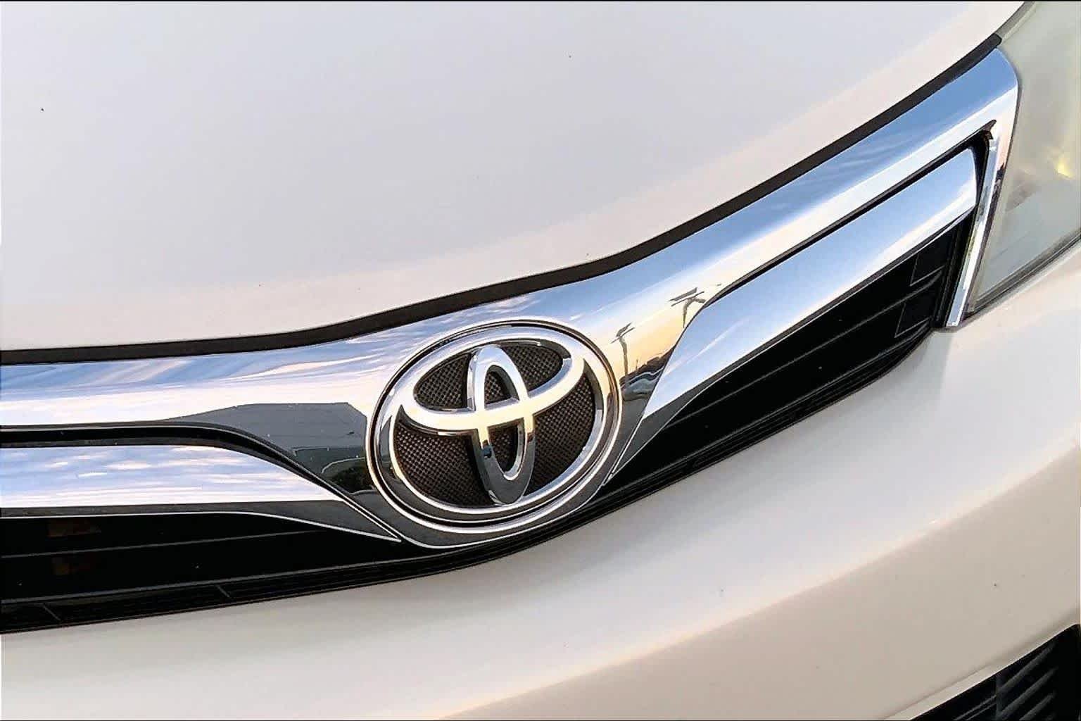 Used 2014 Blizzard Pearl Toyota XLE image 28