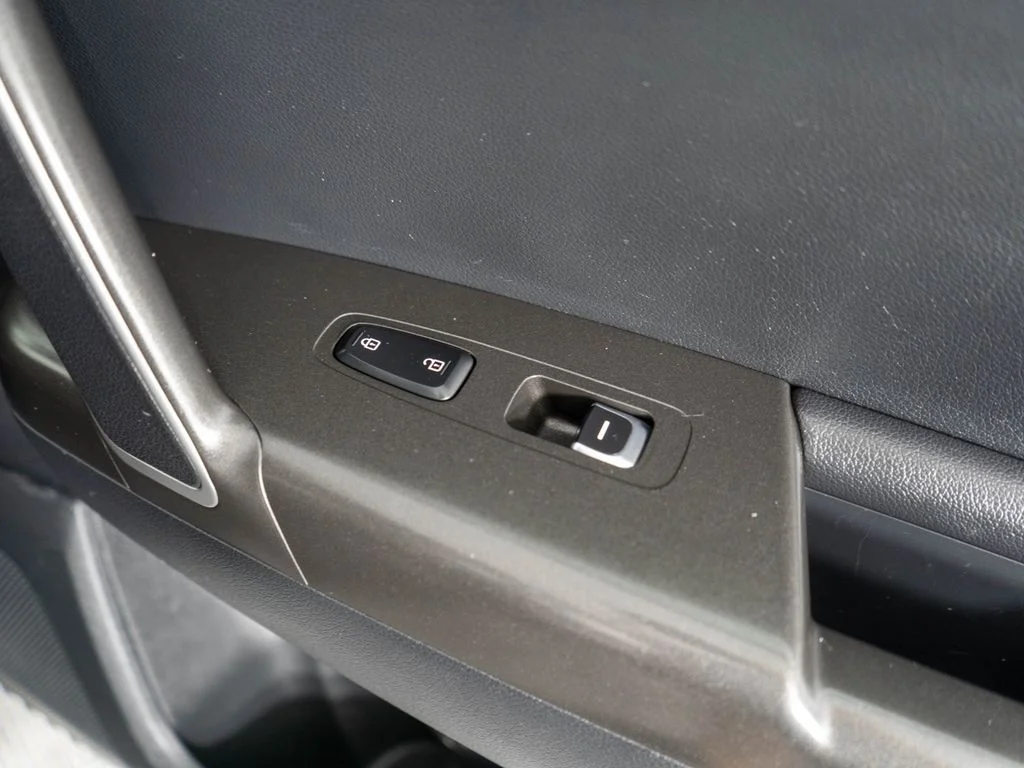 Used 2018 Silver Kia LX image 9