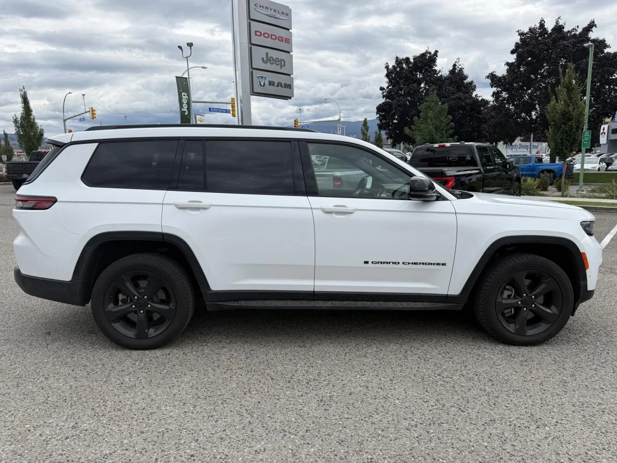Used 2024 White Jeep Limited image 10